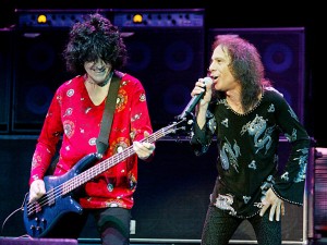 Bassist Jimmy Bain and singer Rocker Ronnie James Dio jam at the Aladdin Theatre for the Performing Arts in Las Vegas during the kickoff of Dio's tour May 31, 2002. Dio, opening for co-headliners "Deep Purple"and the "Scorpions," is promoting his new album "Kill the Dragon." REUTERS/Ethan Miller ORG XMIT: LAV04D