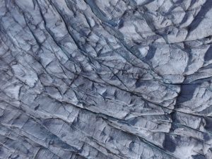 02-il-ghiacciaio-del-morteratsch-fotografato-dal-drone-a-150-metri-di-altezza