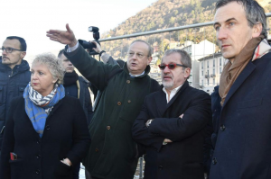 Roberto Maroni e il sottosegretario alla Presidenza, Alessandro Fermi, questa mattina, a Como, durante il sopralluogo al cantiere delle paratie.
