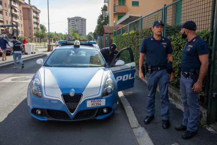 Polizia davanti al condominio in via Palanzone dove una anziana donna e stata uccisa dal figlio che si e poi suicidato