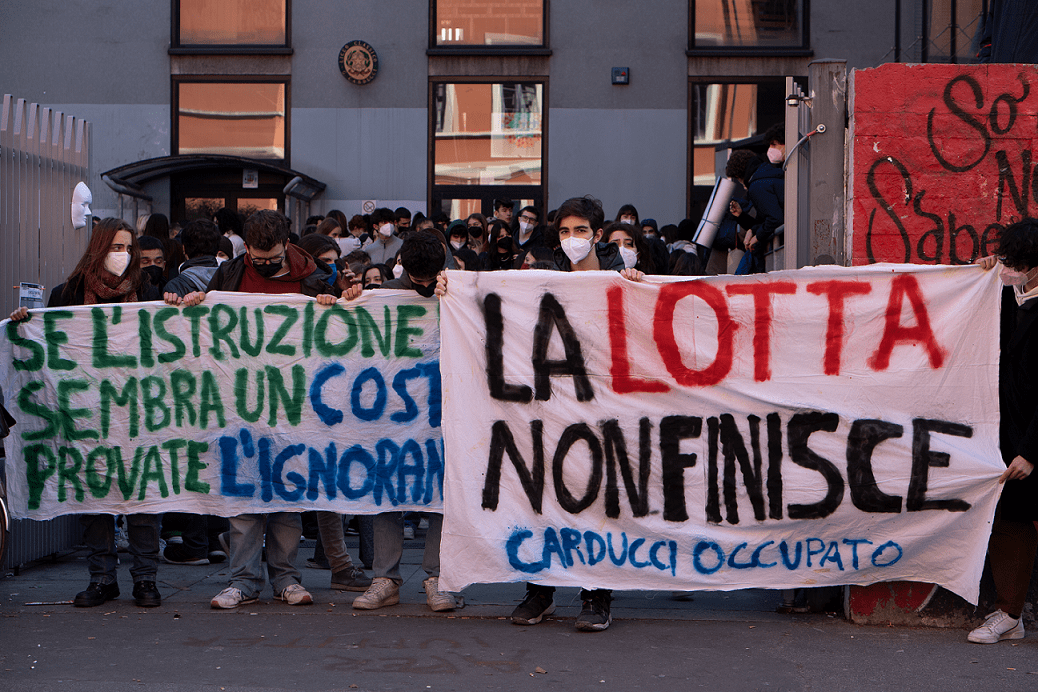Occupato il liceo classico Carducci di Milano - Radio Lombardia
