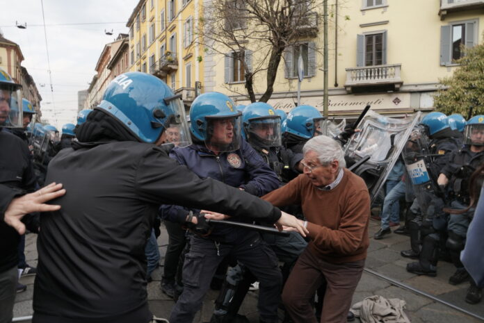 Milano, La manifestazione nazionale per la Palestina e per il cessate il fuoco a Gaza con oltre 10mila persone per le vie del centro, scontri con le forze dell'ordine