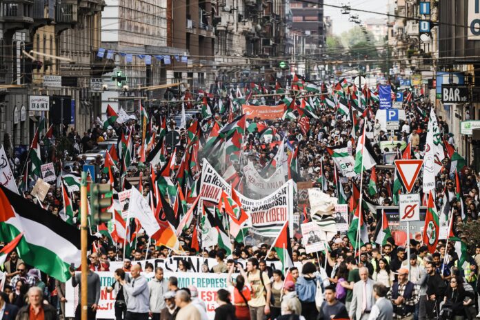 Milano, La manifestazione nazionale per la Palestina e per il cessate il fuoco a Gaza con oltre 10mila persone per le vie del centro, scontri con le forze dell'ordine